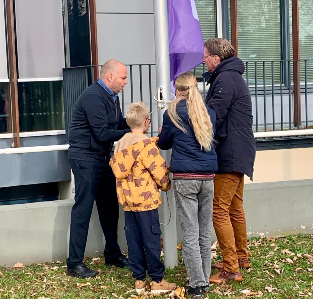 Kinderen van BS Oostenwind hesen de klimaatvlag bij het gemeentehuis van Raalte