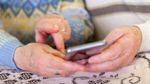 Digitale Huiskamer oude handen mobiel