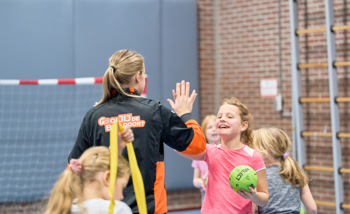 Groot handbalfeest voor basisschool jeugd in Sportcentrum Tijenraan Raalte