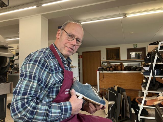 “Haast? Dat is hier verboden!” De kalme kunst van  schoenmaker Albert Leestemaker   