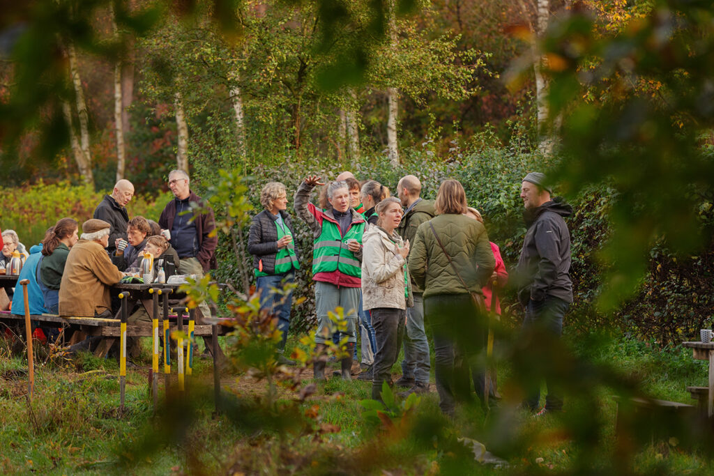 Raalte oogst en deelt jonge boompjes uit voor een groenere toekomst