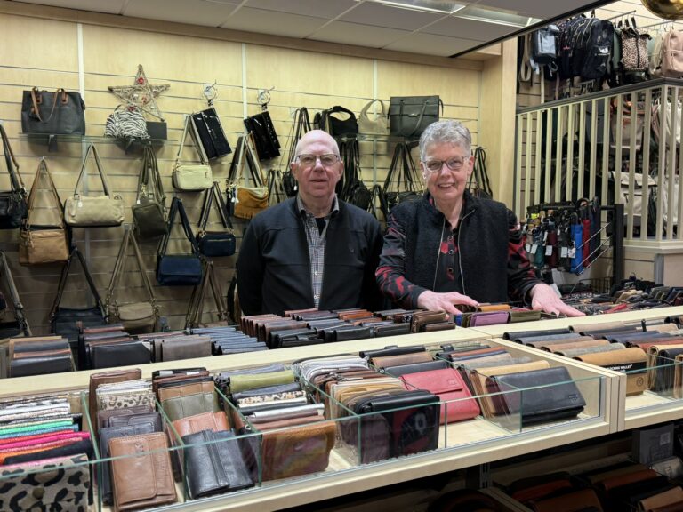 Na 58 jaar stopt de iconische tassenwinkel Schulten Lederwaren in Raalte