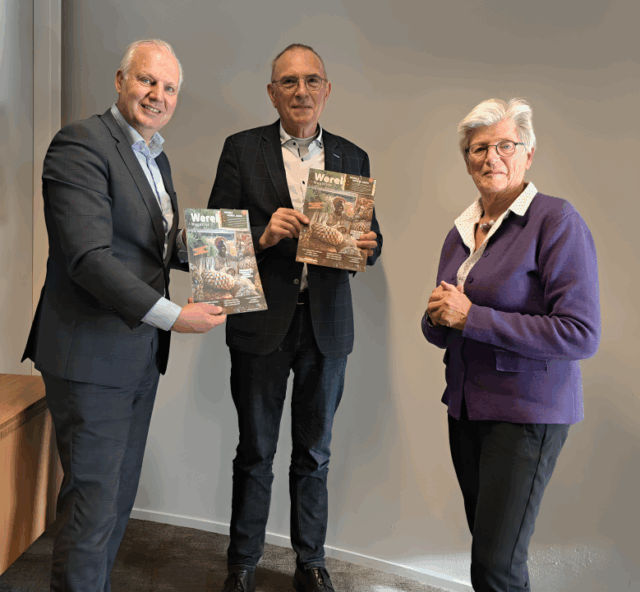 Uitreiking Wereld Magazine aan Raalter burgemeester, wethouder en raadsleden