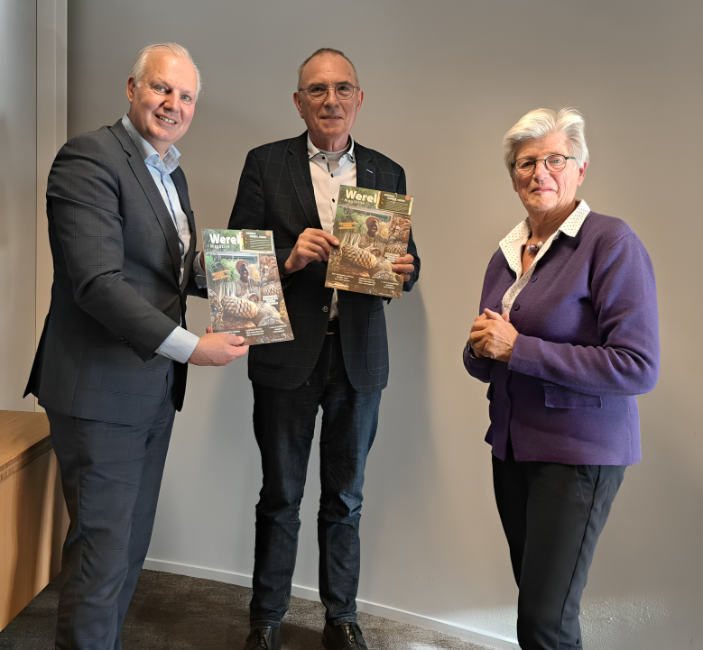 Uitreiking Wereld Magazine aan Raalter burgemeester, wethouder en raadsleden