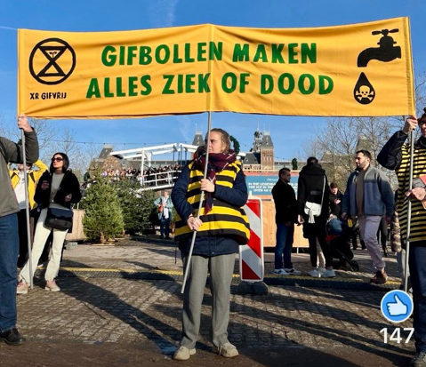 Raalter klimaatburgemeester Anny Legebeke wijst op de gevaren van bespoten bloembollen