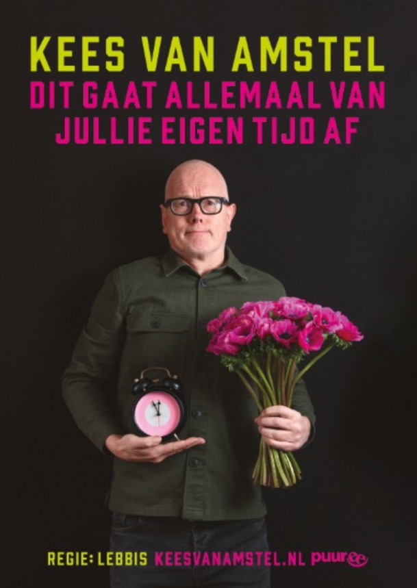 Kees van Amstel in het HOFtheater: Hilarisch herkerbare scenes over onderwijs en het leger helpenden rondom geboorte