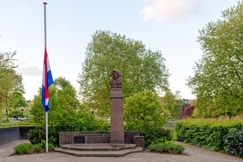 Vlag half stok in Wijhe in het kader van de Nationale Holocaust Herdenking