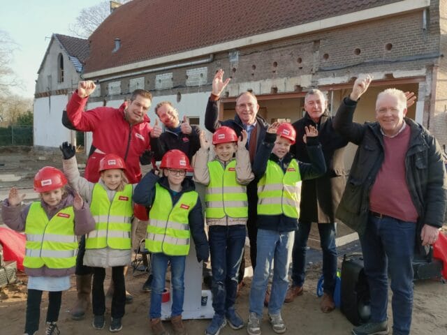 Feestelijk moment op de bouw voor leerlingen St. Jozefschool Nieuw Heeten