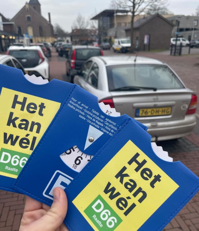 D66 Raalte deelt parkeerschijven uit in Heino en pleit voor blauwe zone