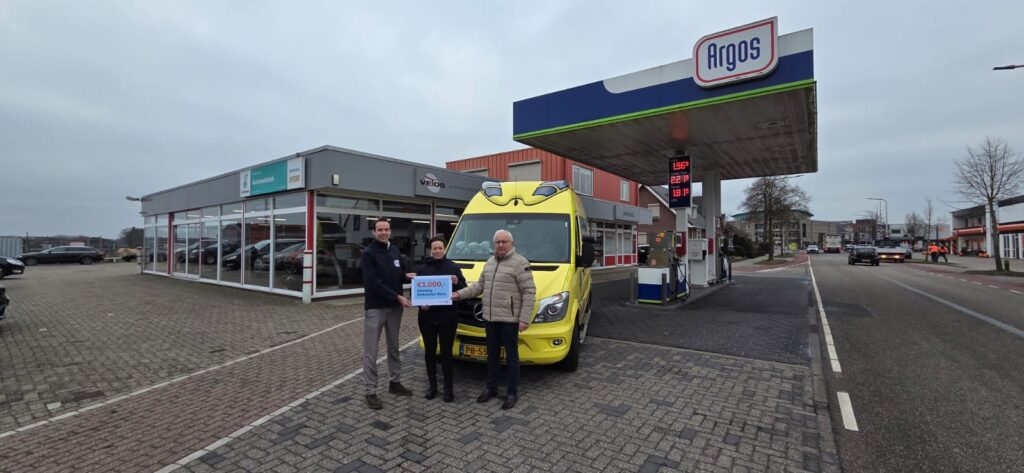 Stichting Wensambulance ontvangt cheque bij Autobedrijf Webbink dankzij samenwerking met Argos Tankstation