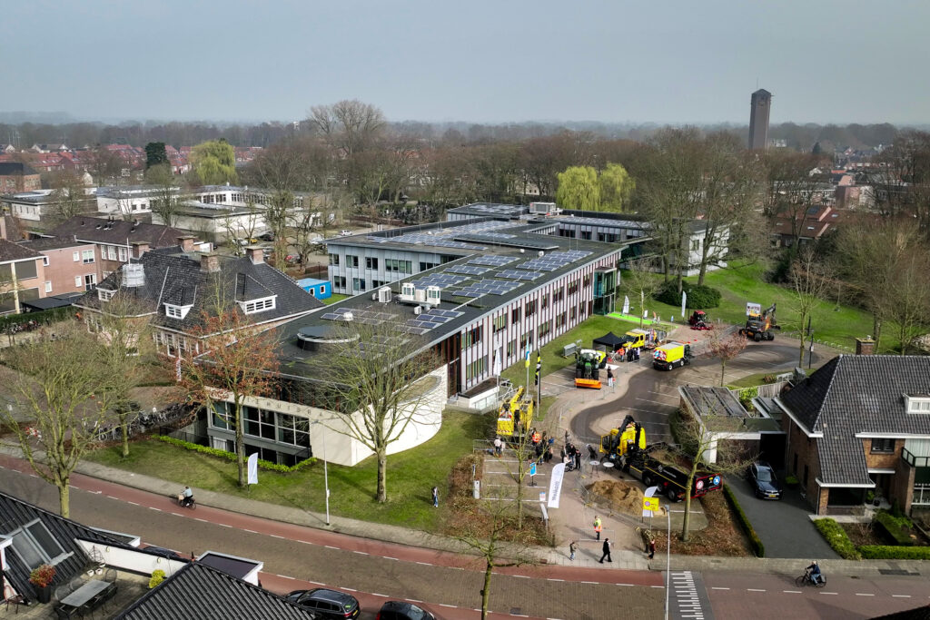 Geslaagde open dag gemeentehuis Raalte trekt veel bezoekers