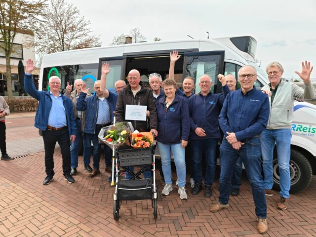 Daar was ie dan: de 200.000 ste passagier, Buurtbus Salland viert een klein feestje!