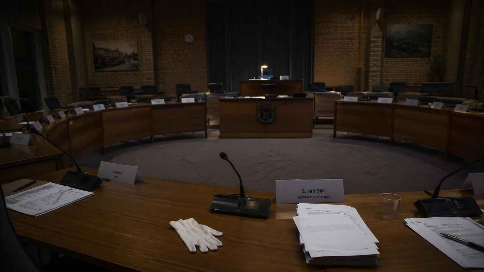 Lege raadzaal met lege stoelen — Pro Olst-Wijhe uitgesloten van college