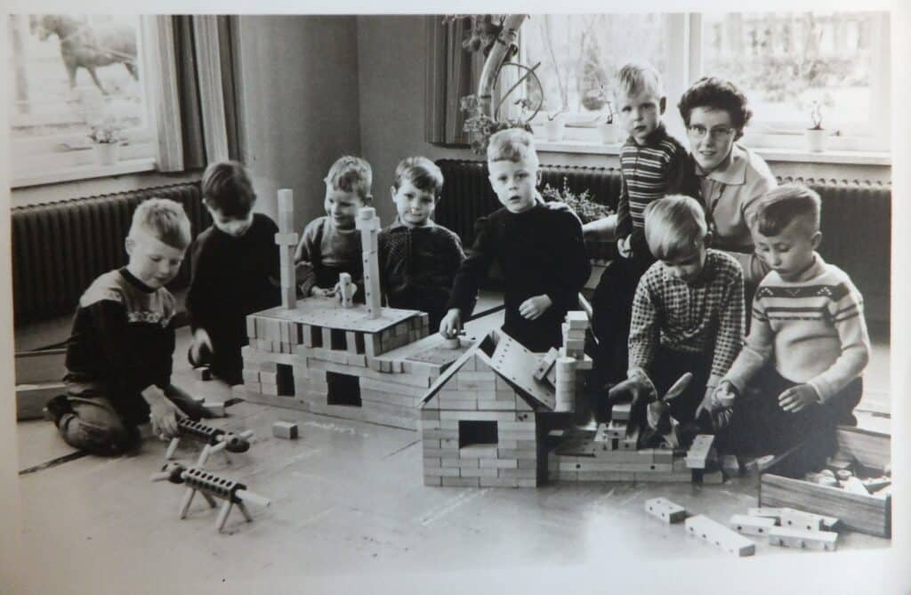 Hennie Vrielink: Bij juffrouw Annie in Luttenberg op school