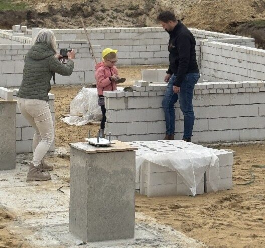 Kinderen van Sancta Maria begraven tijdcapsule bij nieuw kindcentrum in Lettele