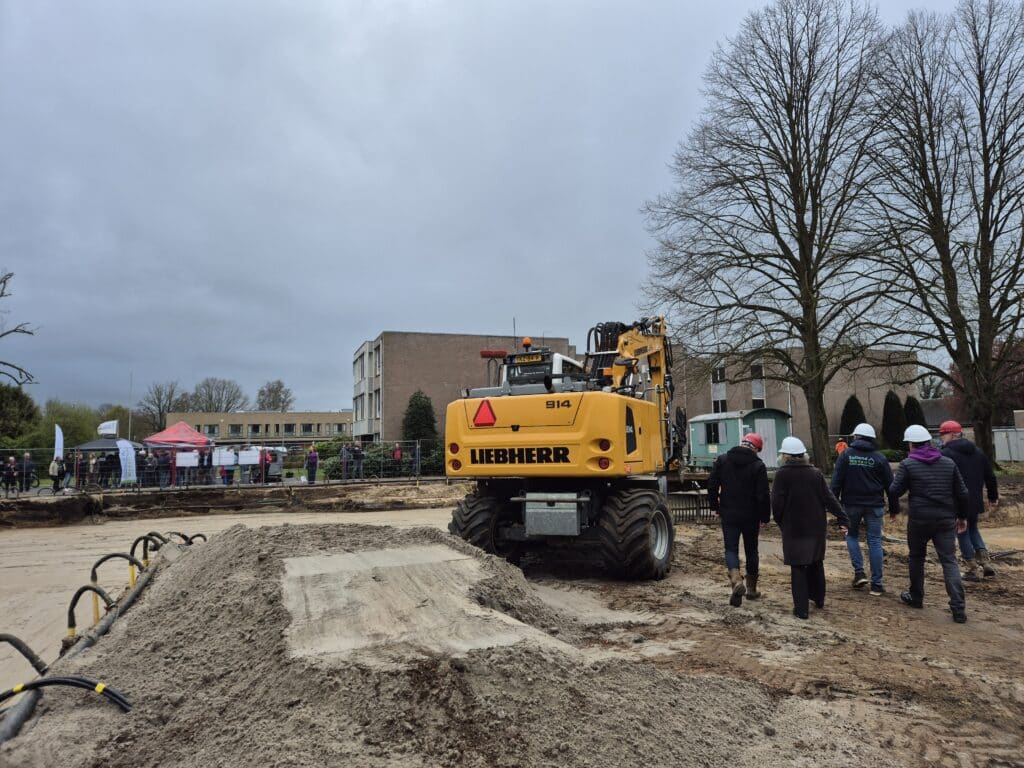 Start bouw Slurinkhof in Heino, waar zelfstandigheid en noaberschap samenkomen.