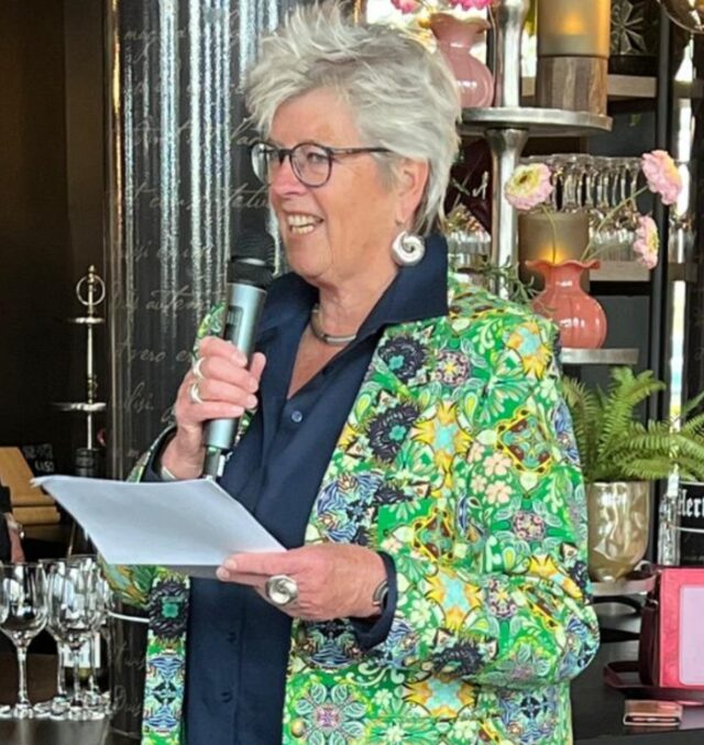 Salland Toont textielkunstenaar Anneke Schep, die de Sallandse vlag ook verwerkt tot kunst