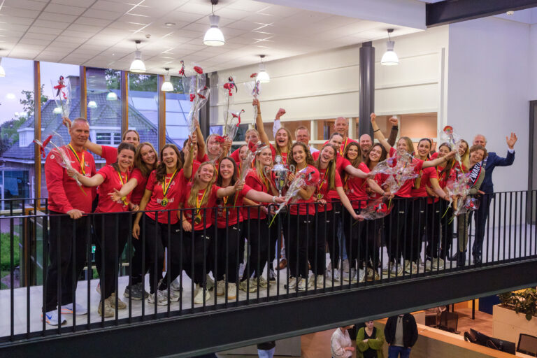 Gemeente Raalte huldigt handbalsters van Kwiek