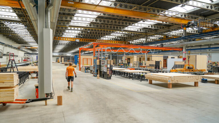 De grootste biobased huizenfabriek van Nederland staat vanaf nu in Raalte!