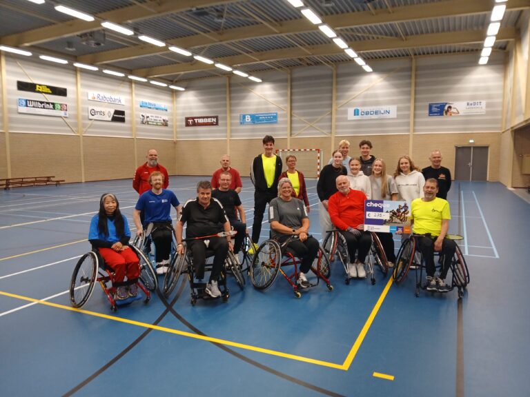 SV Broekland overhandigt cheque aan Aangepast Badminton Salland