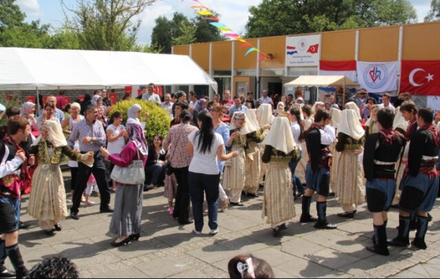 Braderie bij de Moskee in Raalte: twee dagen ontmoeting, eten en gezelligheid